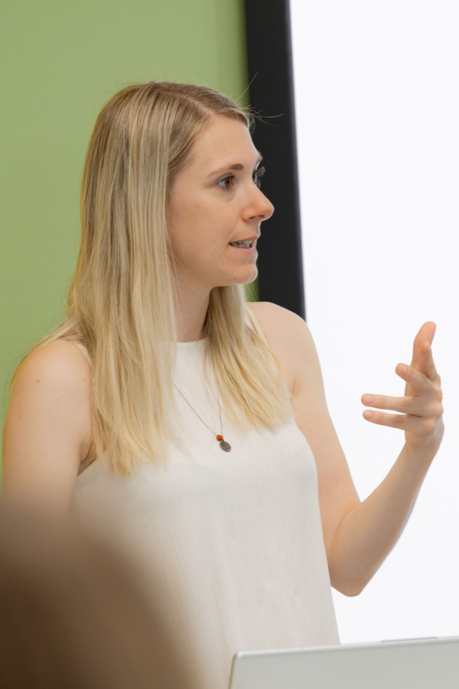 Miriam erklärt im Kurs ruhig und alltagsnah, worauf es im Notfall ankommt
